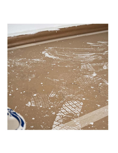 Papel Protector suelos Protekto 90 cm x 45 m. PENTRILO|Pinturom - Tu tienda de pinturas onlinePapel Protector suelos HIDROTEKTO alta resistencia imagen pisadas